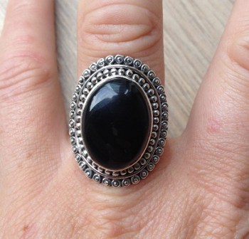 Zilveren ring met Onyx en bewerkte kop maat 18.5 mm